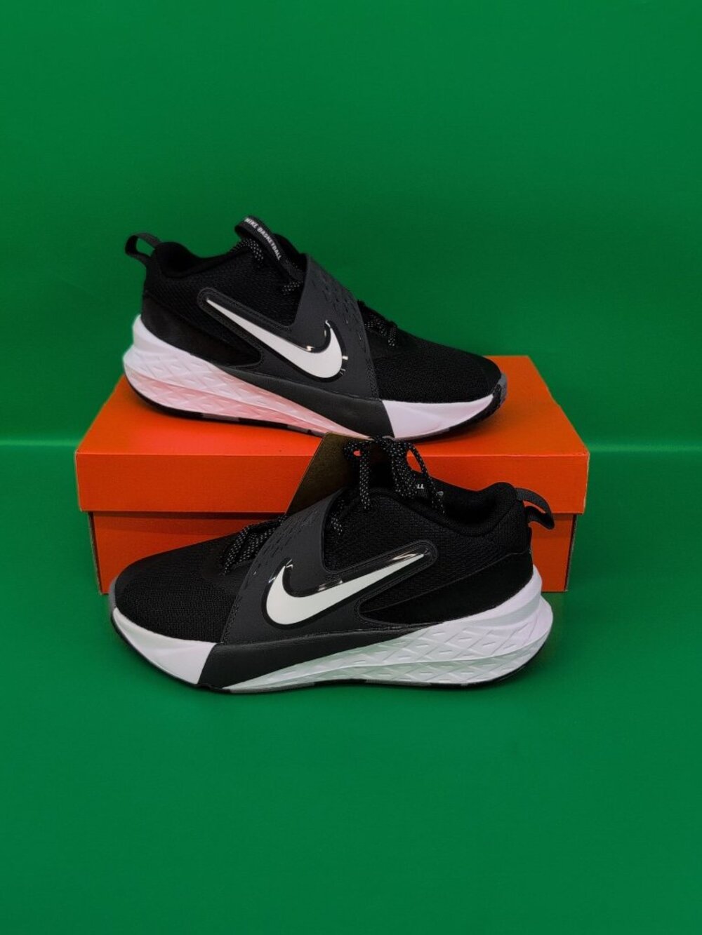 Nike Team Hustle D 12 Big Kids BasketBall Shoes US 6Y Black White HF6279-002
